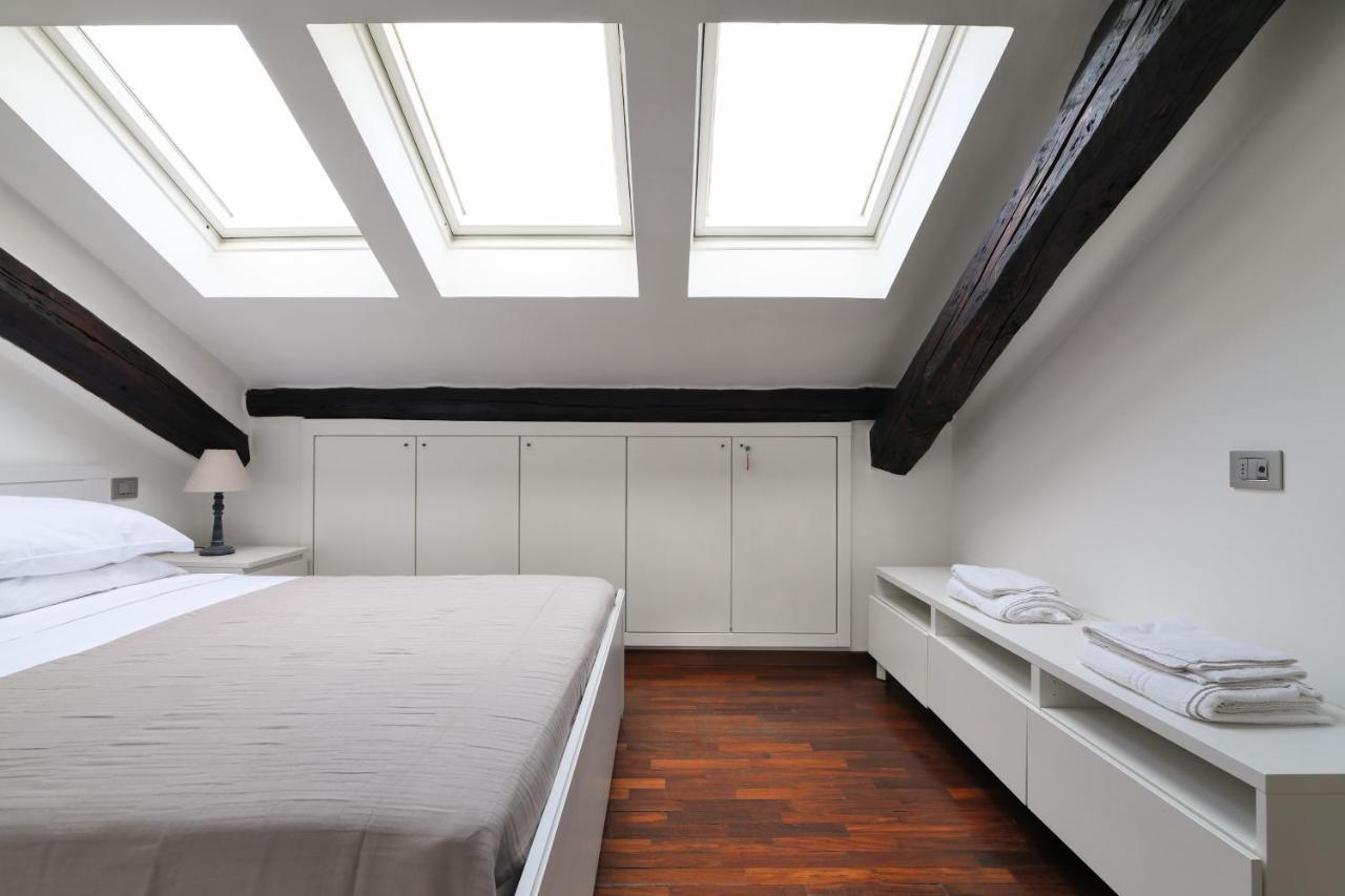 Elegant P.Venezia Attic Appartement Milaan Buitenkant foto