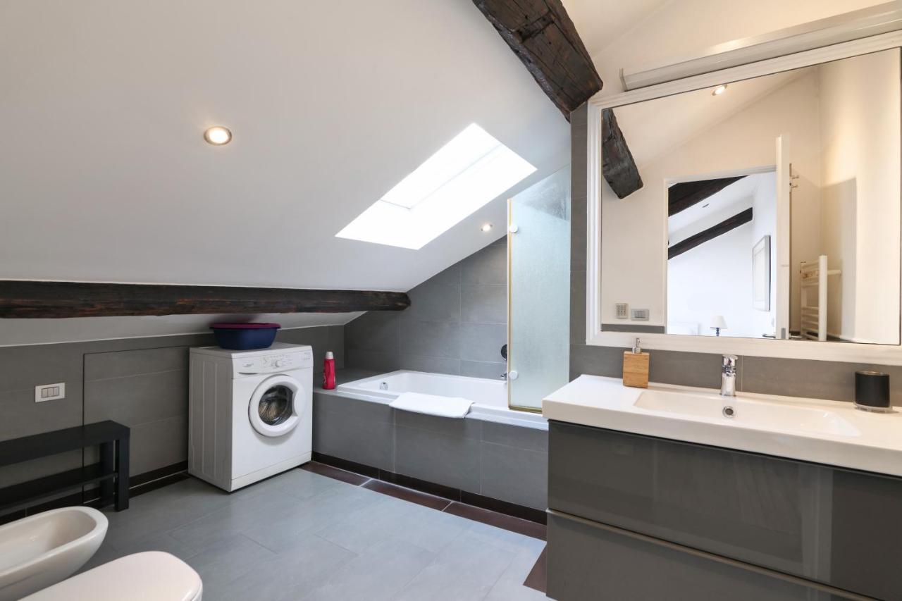 Elegant P.Venezia Attic Appartement Milaan Buitenkant foto